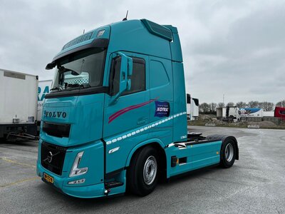 Tekno Tekno Volvo FH Aero Globetrotter XL 4x2 met 3-assige koeloplegger KOTRA