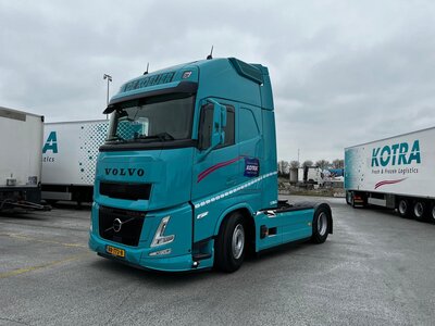 Tekno Tekno Volvo FH Aero Globetrotter XL 4x2 with 3-axle reefer trailer KOTRA
