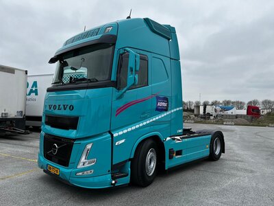 Tekno Tekno Volvo FH Aero Globetrotter XL 4x2 with 3-axle reefer trailer KOTRA