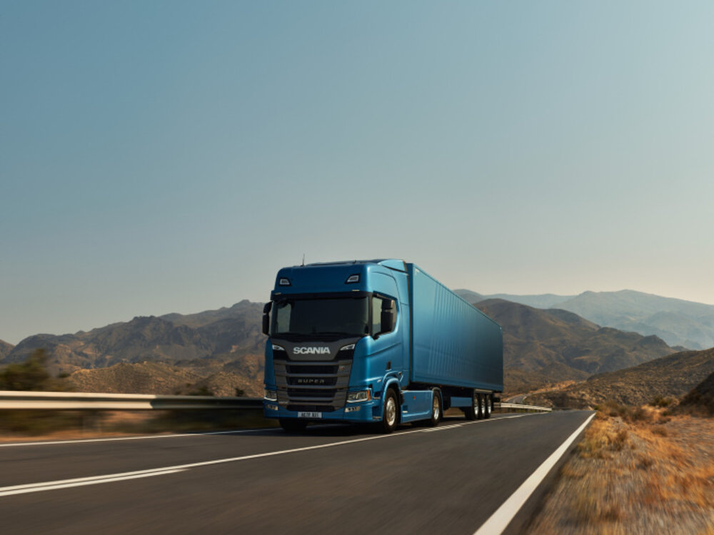 Tekno Tekno Scania Super 560R 4x2 met 3-assige koeloplegger BRAND BOOST