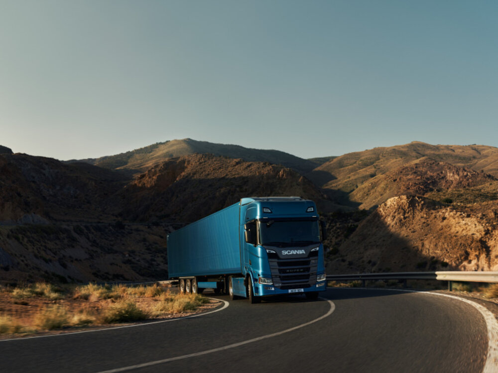 Tekno Tekno Scania Super 560R 4x2 with 3-axle reefer trailer BRAND BOOST