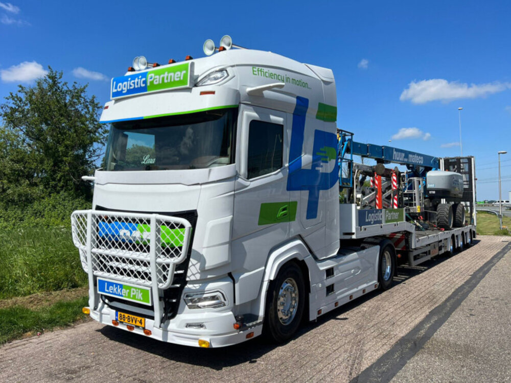 WSI WSI DAF XG+ 4x2 with 3-axle semi lowloader with ramps LOGISTIC PARTNER