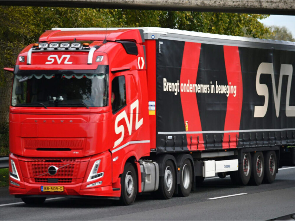 WSI WSI Volvo FH Aero Globetrotter 6x2 met 3-assige schuifzeilen oplegger SVZ