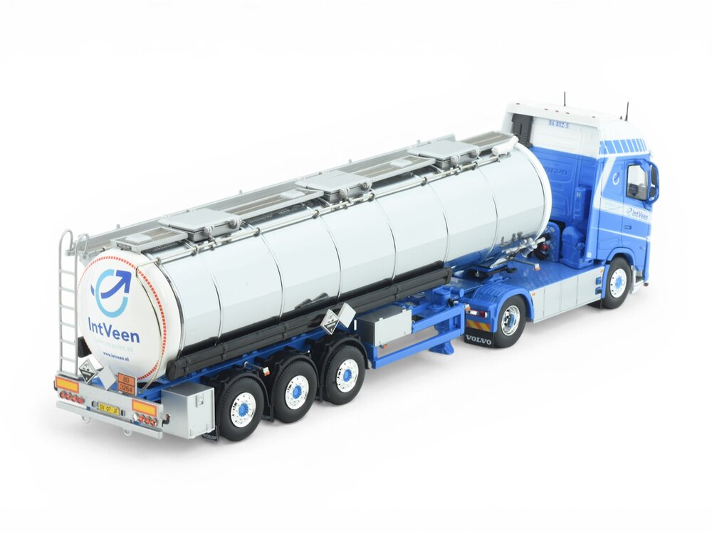 Tekno Tekno Volvo FH Aero Globetrotter XL met 3-assige verchroomde tankoplegger KEES IN 'T VEEN