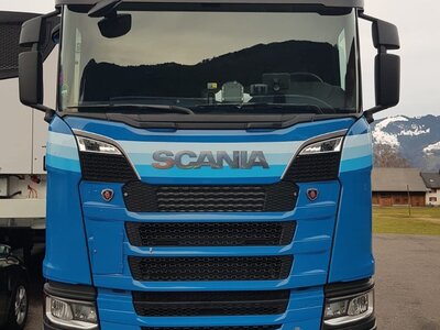 Tekno Tekno Scania S Highline 6x4 wit 2-axle Resin Meusburger lowloader HEUSSI