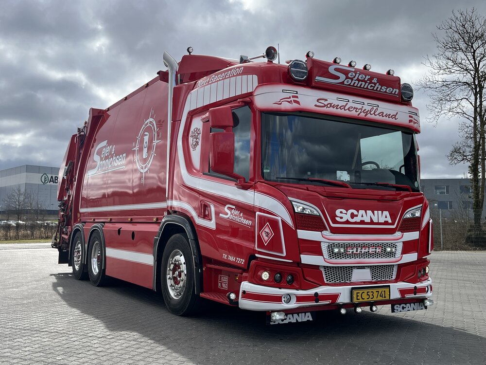 Tekno Tekno Scania L riged truck with garbage buildup SEJER & SONNICHSEN