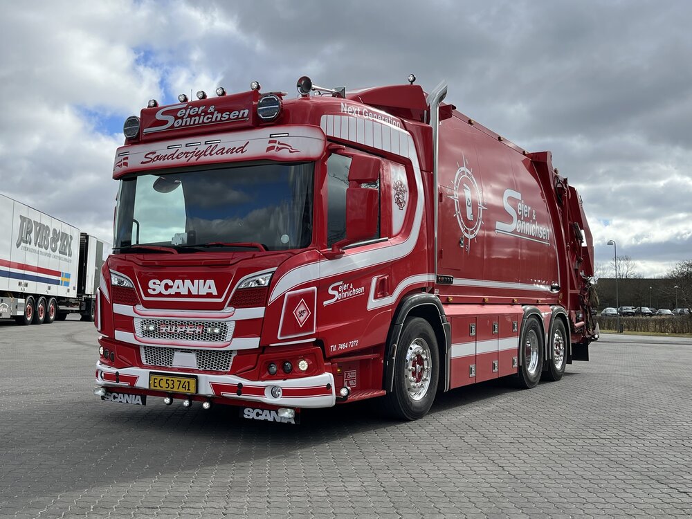 Tekno Tekno Scania L riged truck with garbage buildup SEJER & SONNICHSEN