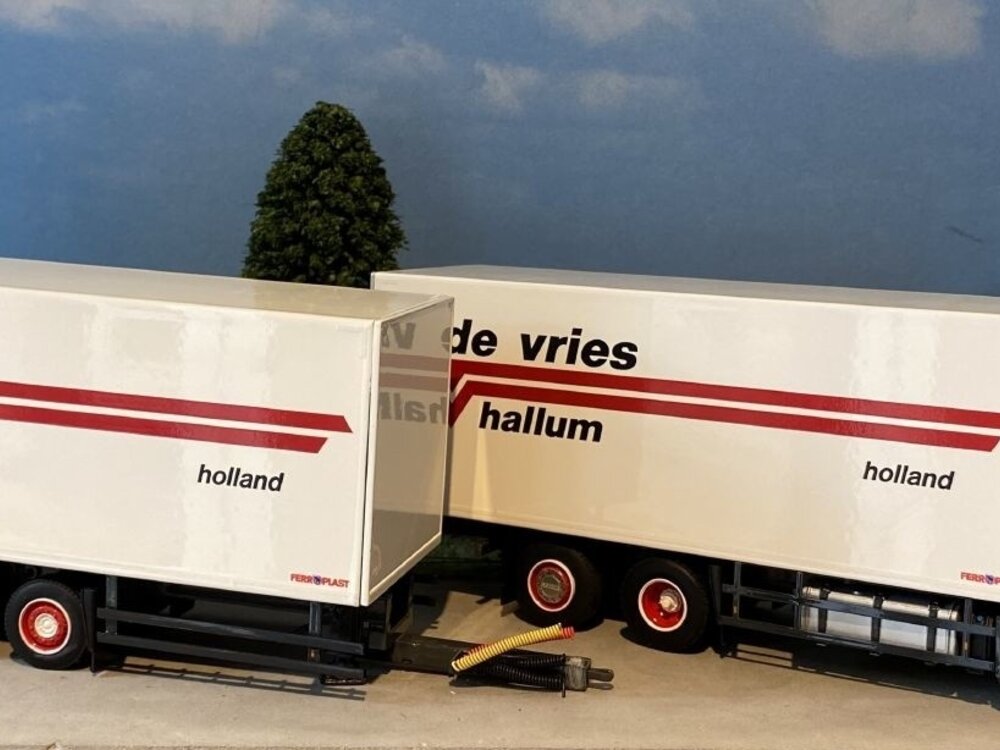 WSI WSI Scania R Highline 6x2 motorwagen met 2-as aanhanger DE VRIES HALLUM