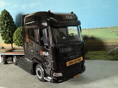 WSI WSI DAF XG+ 4X2 with 3-axle flatbed mega trailer MEGA TRANSPORT