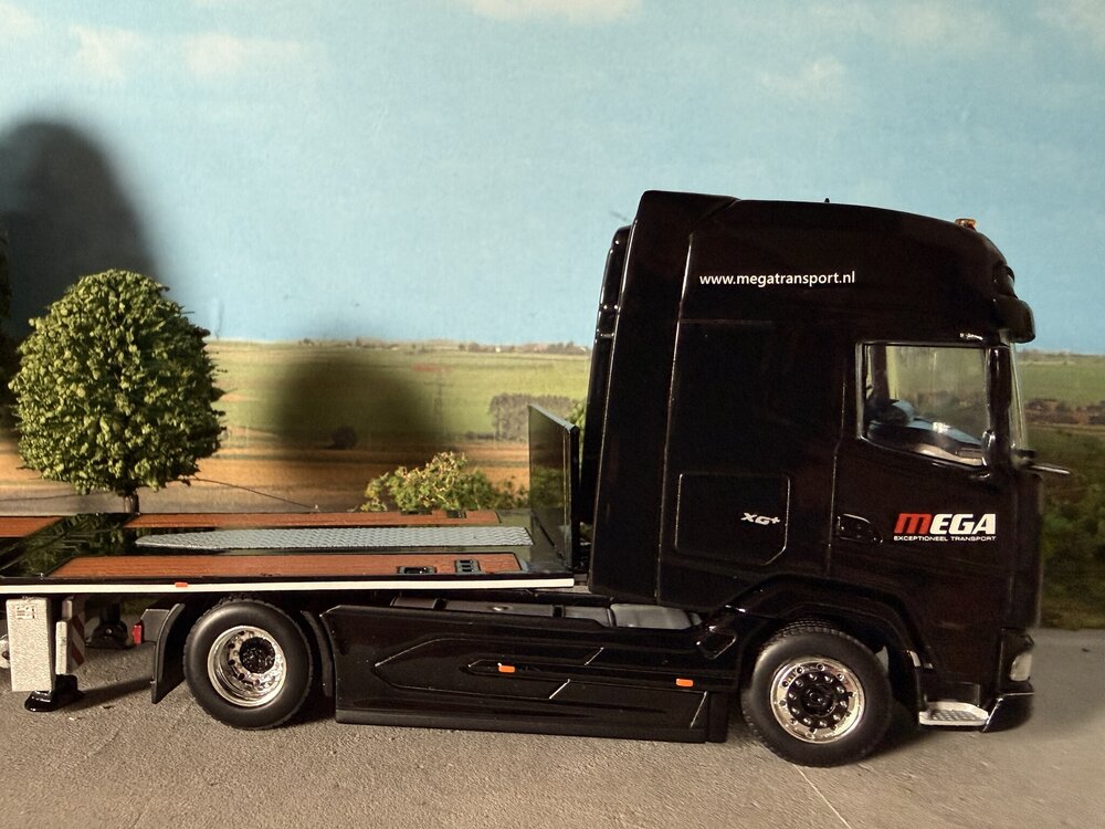 WSI WSI DAF XG+ 4X2 with 3-axle flatbed mega trailer MEGA TRANSPORT