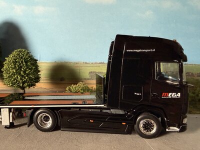 WSI WSI DAF XG+ 4X2 with 3-axle flatbed mega trailer MEGA TRANSPORT