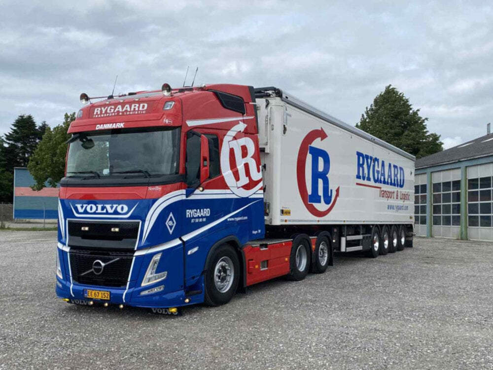 WSI WSI Volvo FH Aero Globetrotter 6x2 with 4-axle moving floor trailer RYGAARD