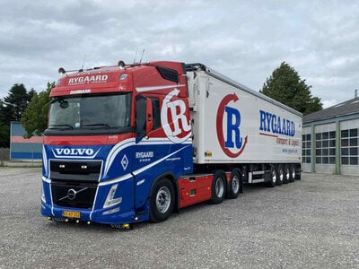 WSI WSI Volvo FH Aero Globetrotter 6x2 met 4-assige verplaatsbare vloer oplegger RYGAARD