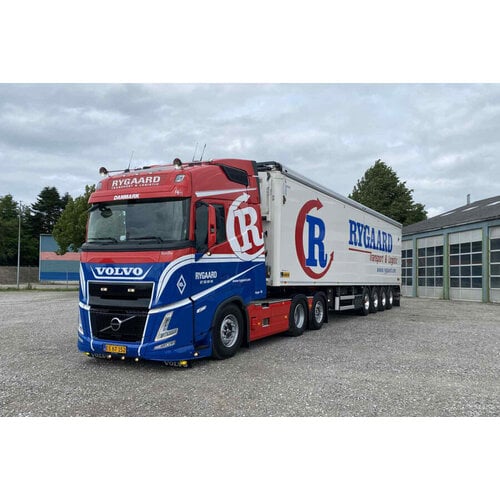 WSI WSI Volvo FH Aero Globetrotter 6x2 met 4-assige verplaatsbare vloer oplegger RYGAARD