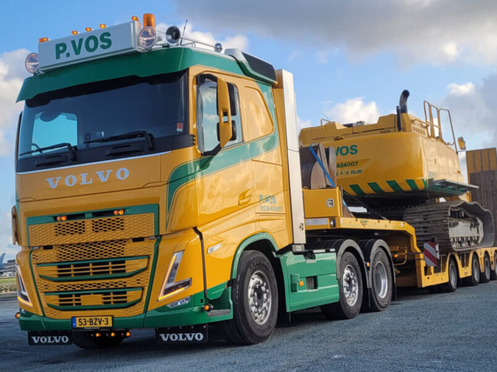 WSI WSI Volvo FH5 sleeper cab  6x2 met 4-assige semi wheel well dieplader P. VOS