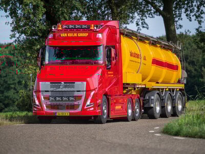 WSI WSI Volvo Vlastuin Torpedo VT5 6x2 with 3-axle vacuum tank trailer VAKUTRANS