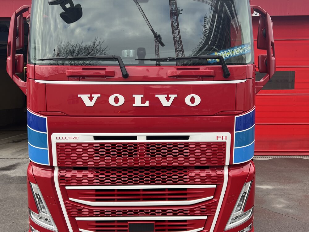 Tekno Tekno Volvo FH05 Globetrotter XL met 3-assige koeler oplegger SIDLER/ Schaal 1:87