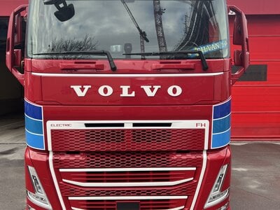 Tekno Tekno Volvo FH05 Globetrotter XL with 3-axle reefer trailer SIDLER/ Scale 1:87