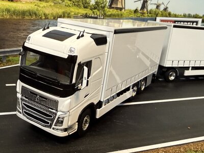 WSI WSI "EXCLUSIEF" Volvo FH4 Glob. 6x2 motorwagen met 2-as zeiloplegger