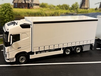 WSI WSI "EXCLUSIEF" Volvo FH4 Glob. 6x2 motorwagen met 2-as zeiloplegger