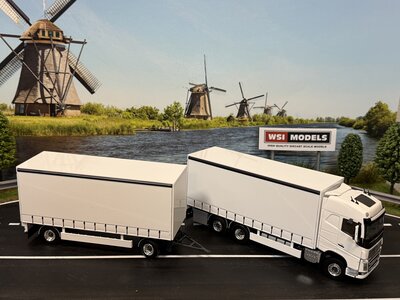 WSI WSI "EXCLUSIEF" Volvo FH4 Glob. 6x2 motorwagen met 2-as zeiloplegger