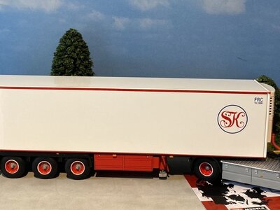 WSI WSI Volvo F16 Globetrotter 4x2 with 3-axle reefer trailer SKIVE
