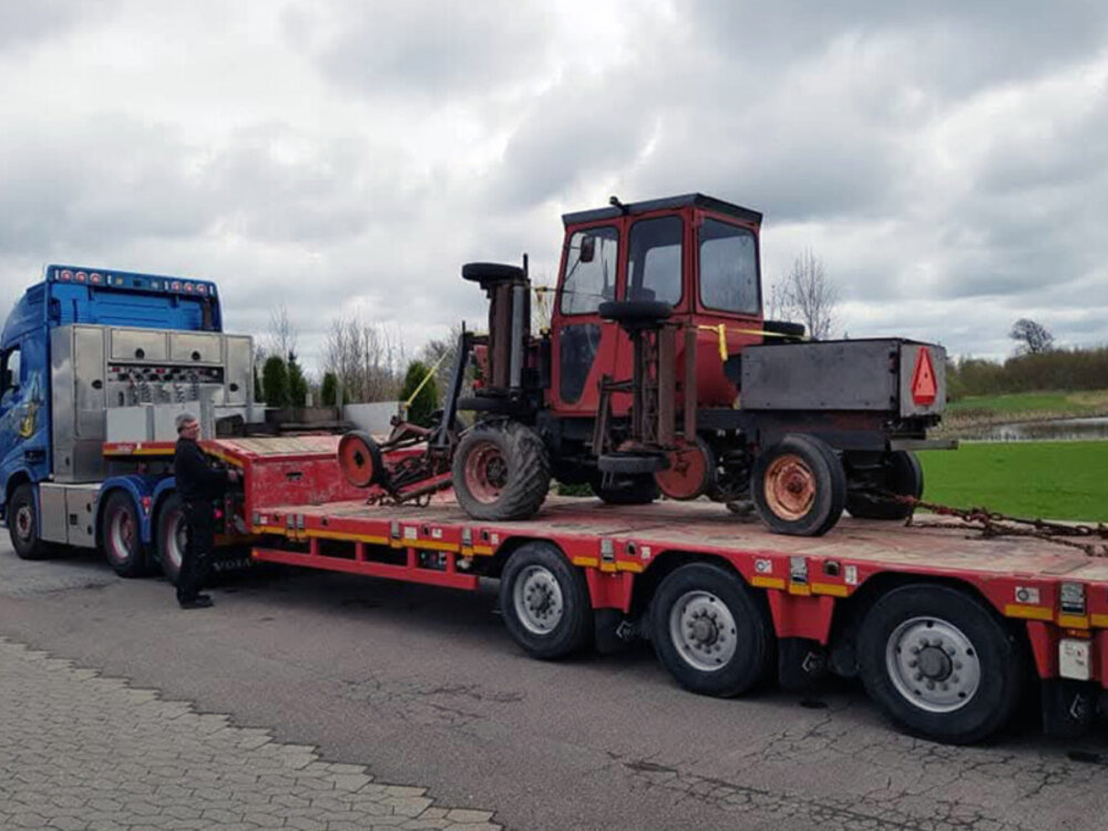 WSI WSI Volvo FH5 Globetrotter 6x4 with 4-axle semi low loader + ramps JESPER THYGESEN