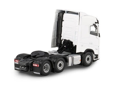 WSI WSI Volvo FH Aero Globetrotter 6x2 WHITE LINE