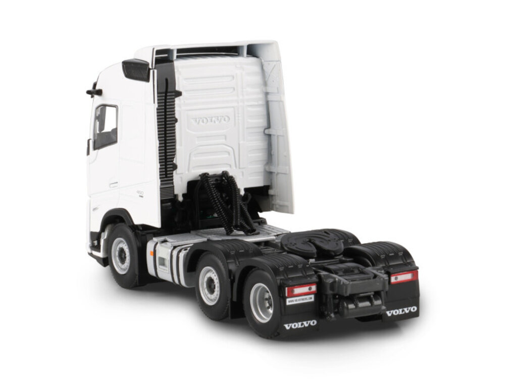 WSI WSI Volvo FH Aero Globetrotter 6x2 WHITE LINE
