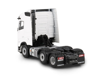 WSI WSI Volvo FH Aero Globetrotter 6x2 WHITE LINE