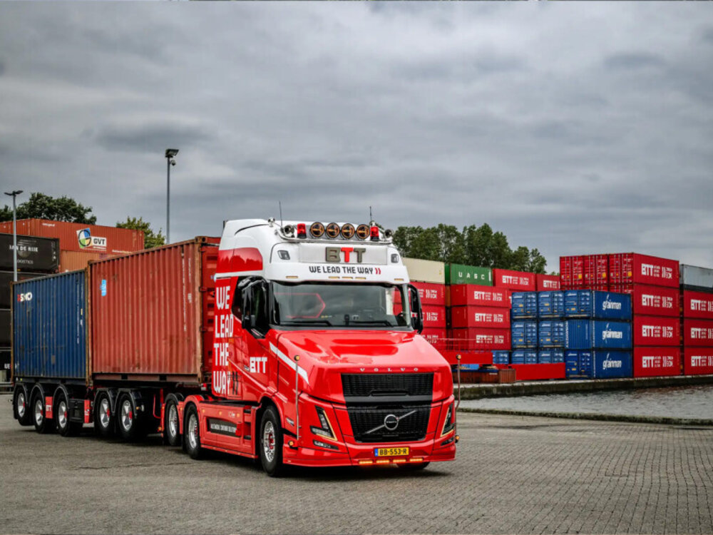 WSI WSI Vlastuin Torpedo VT5 Aero Globetrotter XXL 6x2 with 5-axle combi container trailer +2x 20ft container BTT MULTIMODAL CONTAINER SOLUTIONS