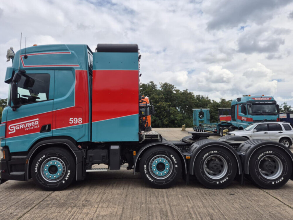 WSI WSI Scania R Highline 8x4 met 7-assige mannoovr +  2-assige dolly GRUBER