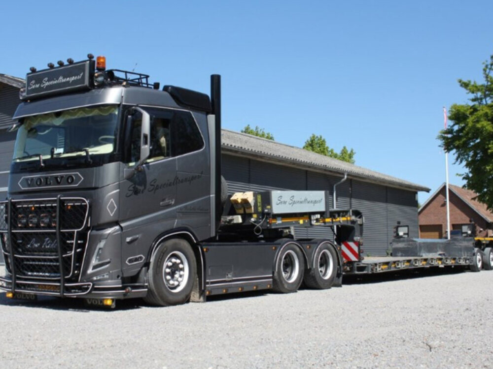 WSI WSI Volvo FH5 sleeper cab  6x4 with 3-axle lowloader SORO