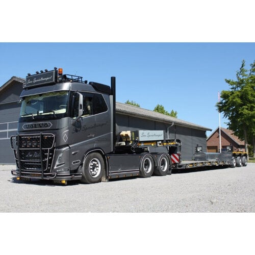 WSI WSI Volvo FH5 sleeper cab  6x4 met 3-assige dieplader SORO