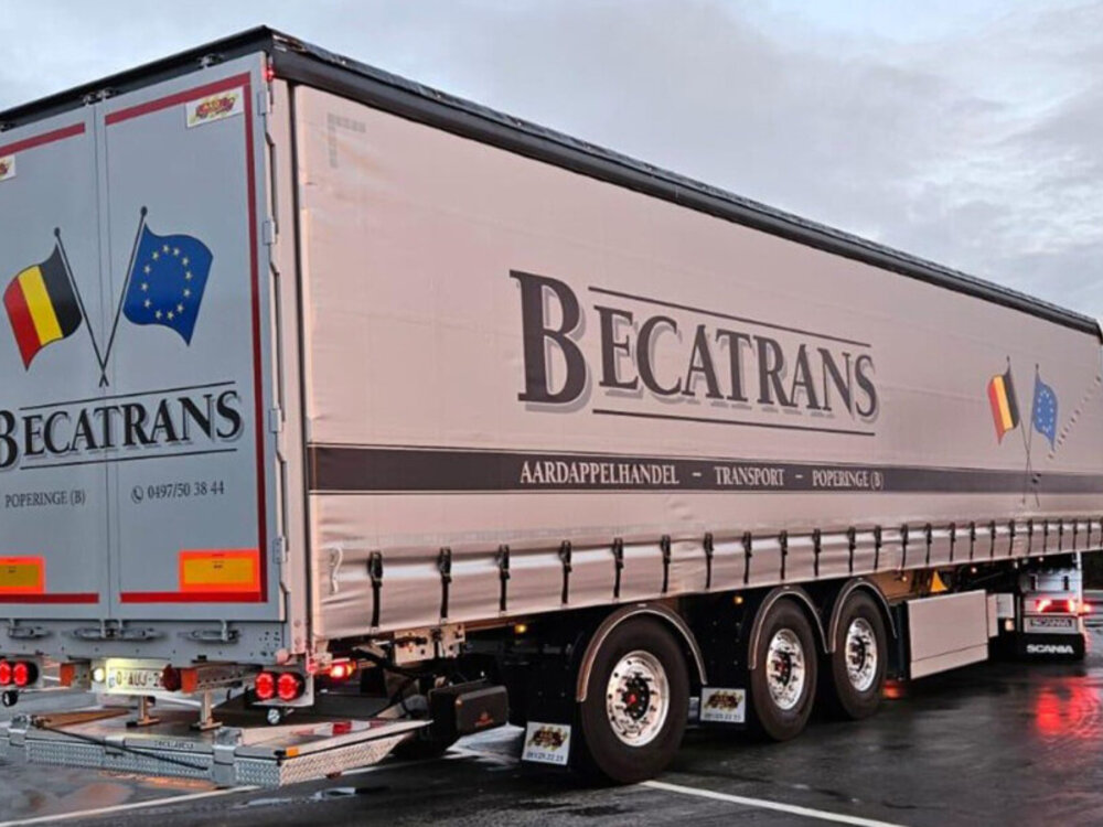 WSI WSI Scania S Highline 4x2 with 3-axle curtainside trailer BECATRANS