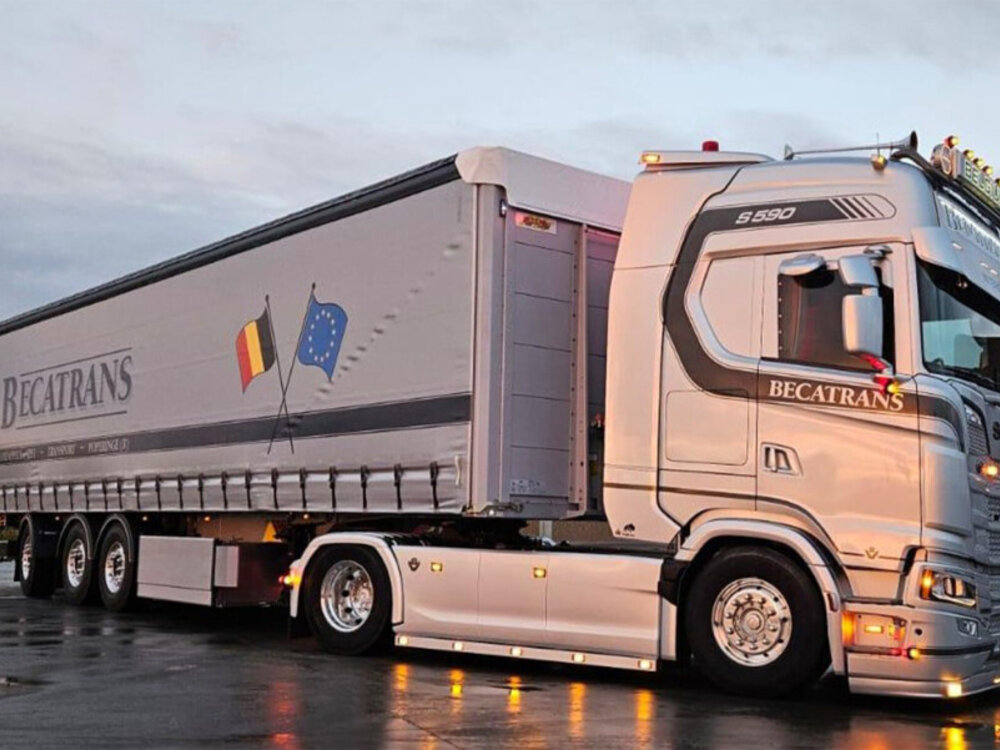 WSI WSI Scania S Highline 4x2 met 3-as schuifzeilen oplegger BECATRANS