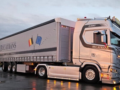 WSI WSI Scania S Highline 4x2 with 3-axle curtainside trailer BECATRANS