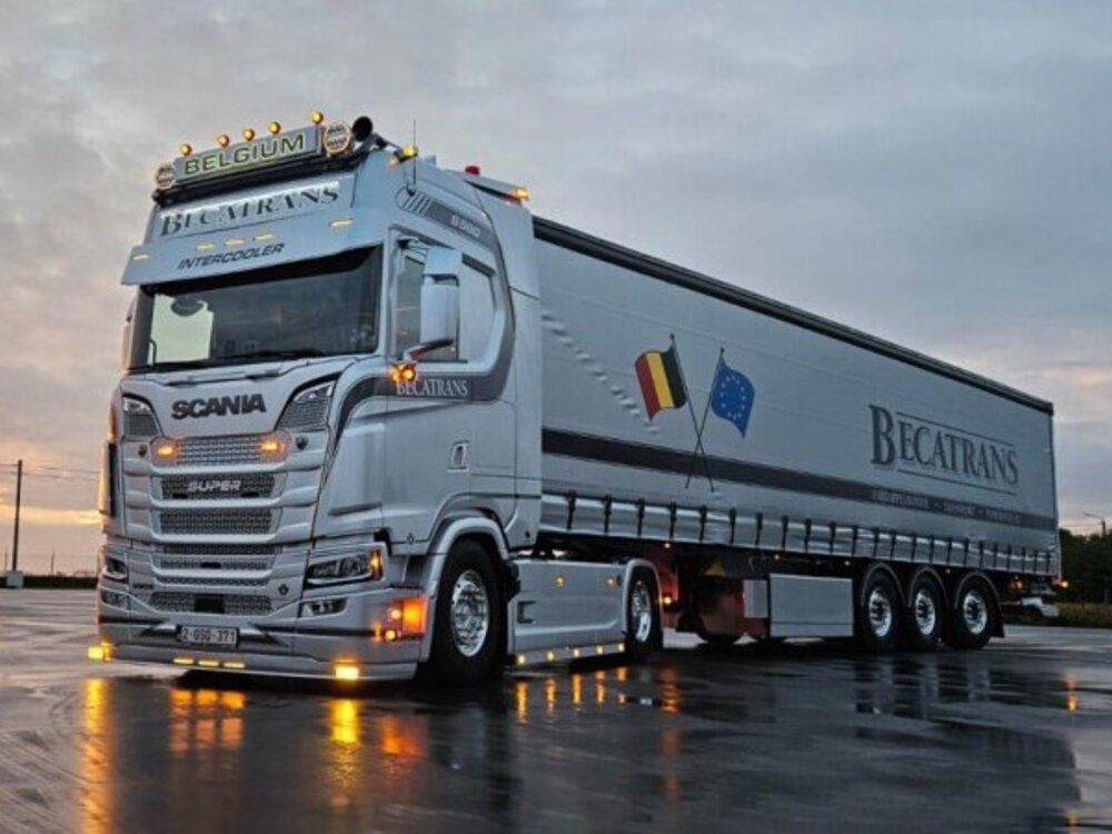 WSI WSI Scania S Highline 4x2 with 3-axle curtainside trailer BECATRANS