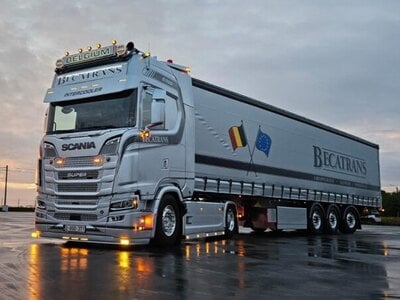WSI WSI Scania S Highline 4x2 met 3-as schuifzeilen oplegger BECATRANS