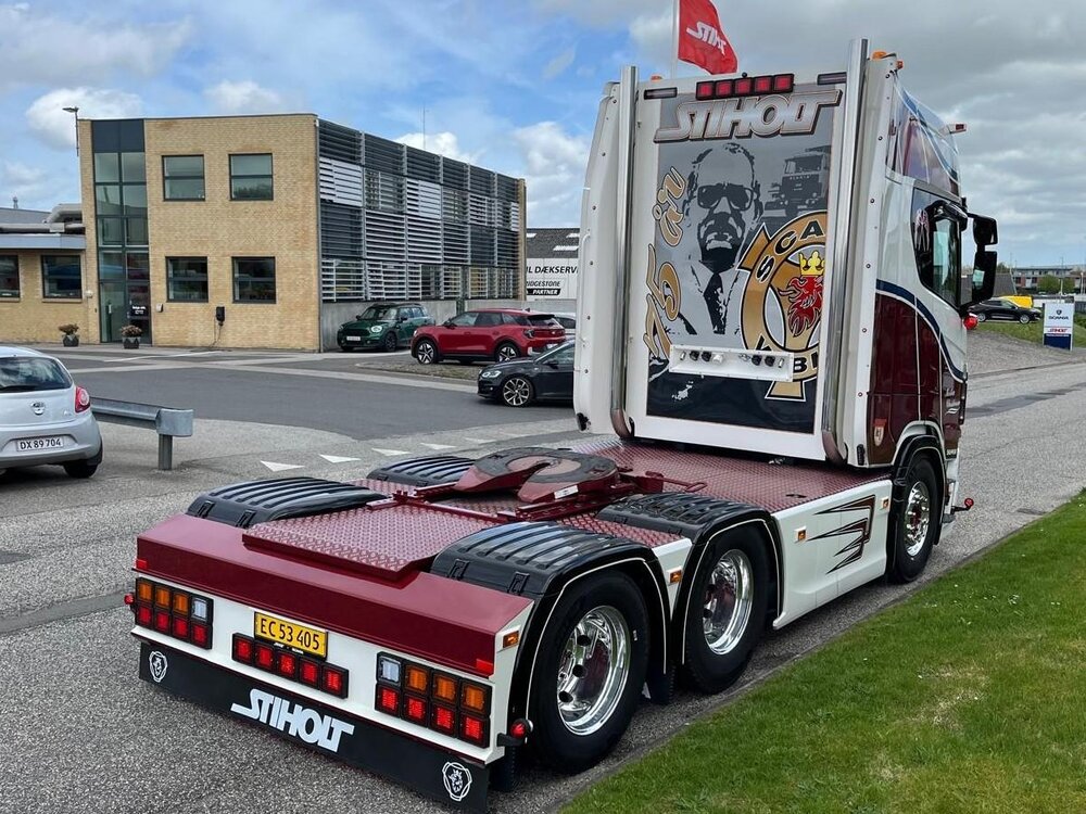 Tekno Tekno Scania NGS Highline 6x2 met 3-assige gesloten oplegger MORTEN CHRISTENSEN HÅKULL