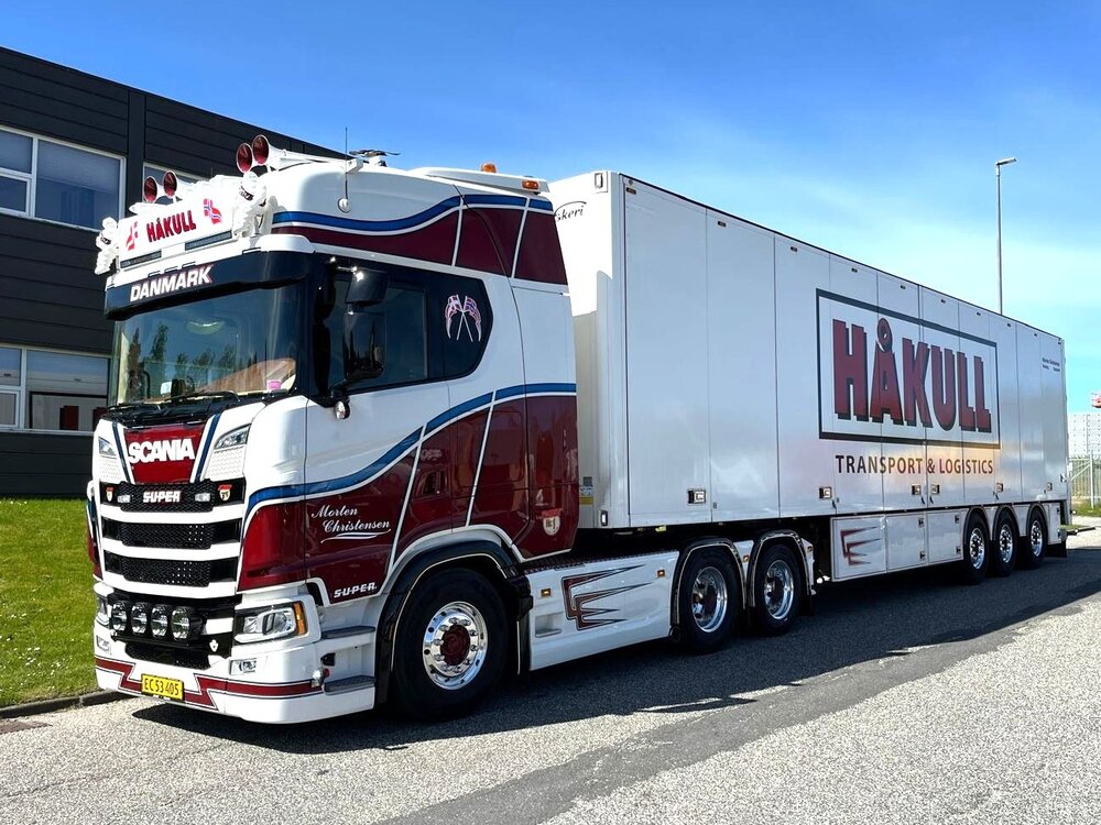 Tekno Tekno Scania NGS Highline 6x2 met 3-assige gesloten oplegger MORTEN CHRISTENSEN HÅKULL