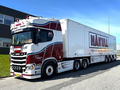 Tekno Tekno Scania NGS Highline 6x2 met 3-assige gesloten oplegger MORTEN CHRISTENSEN HÅKULL