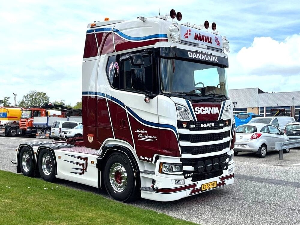 Tekno Tekno Scania NGS Highline 6x2 met 3-assige gesloten oplegger MORTEN CHRISTENSEN HÅKULL