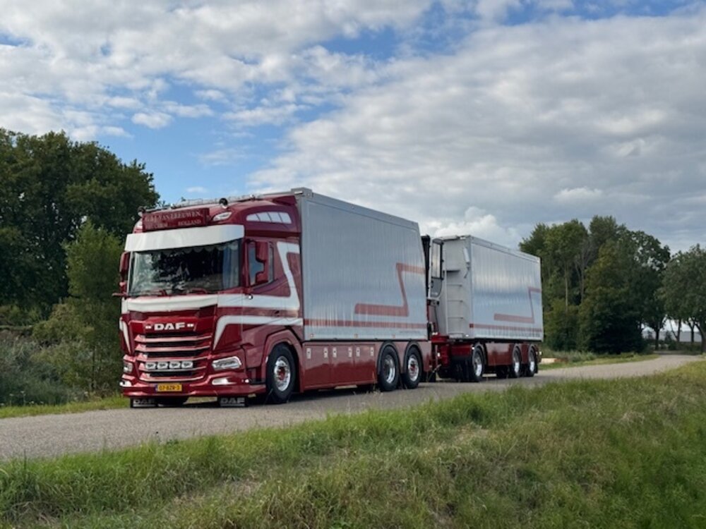 Tekno Tekno DAF XF met open bakken en laadkraan G & J VAN LEEUWEN