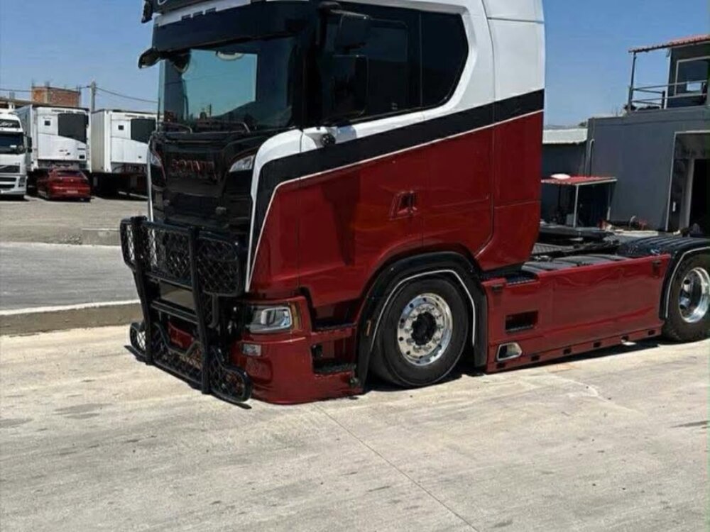 Tekno Tekno Scania NGS Highline 4x2 with 3-axle reefer trailer SARANTOS