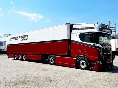 Tekno Tekno Scania NGS Highline 4x2 with 3-axle reefer trailer SARANTOS