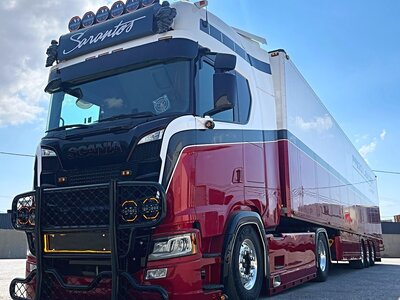 Tekno Tekno Scania NGS Highline 4x2 met 3-assige koeloplegger SARANTOS