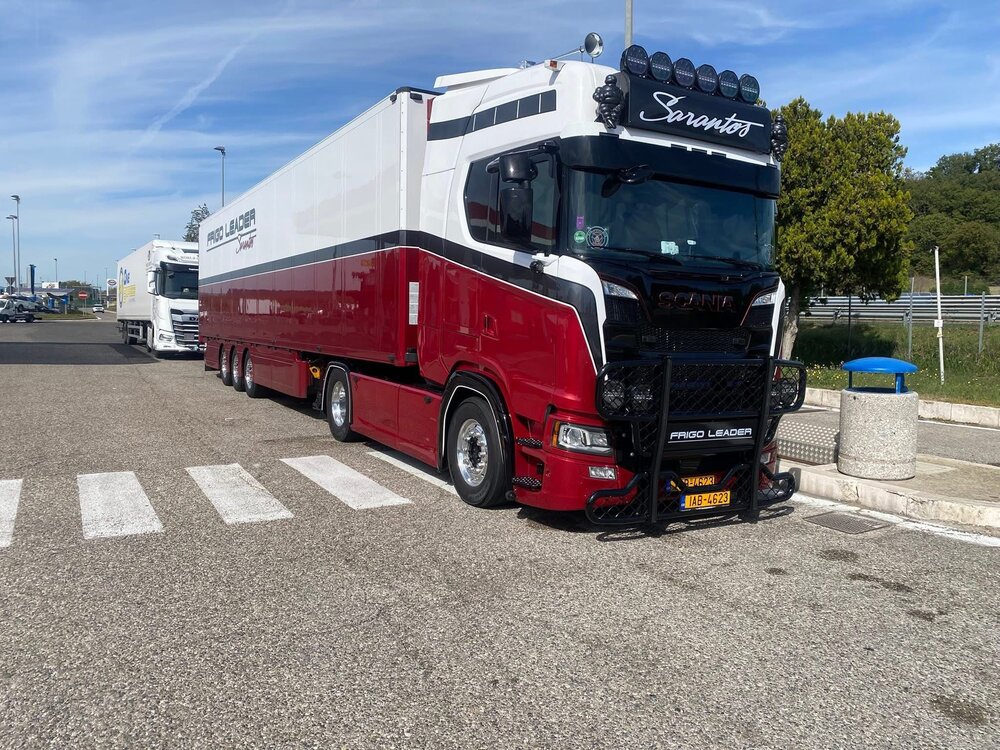 Tekno Tekno Scania NGS Highline 4x2 met 3-assige koeloplegger SARANTOS