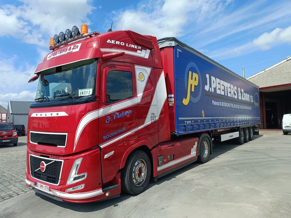 Tekno Tekno Volvo Aero Globetrotter XL 4x2 met 3-assige tautliner PEETERS