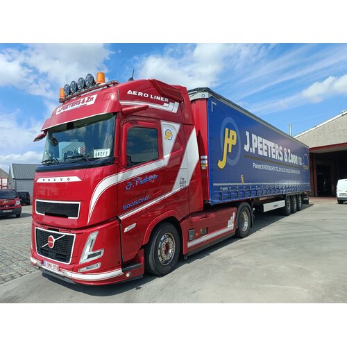 Tekno Tekno Volvo Aero Globetrotter XL 4x2 with 3-axle tautliner PEETERS